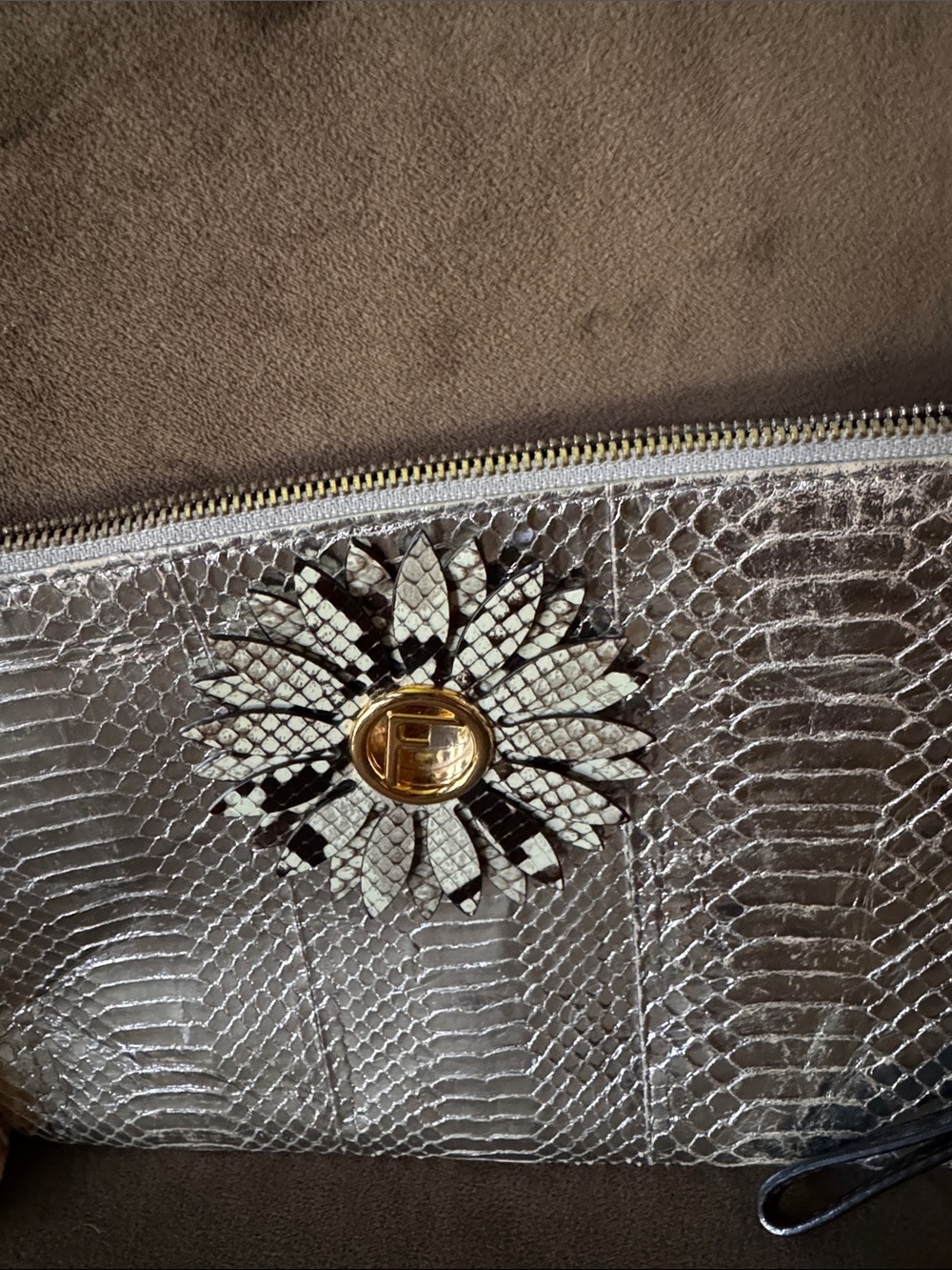 HOLD

Fendi Python Leather Magnetic Floral Brooch Bag Charm Made in Italy & Box - Picture 8 of 8